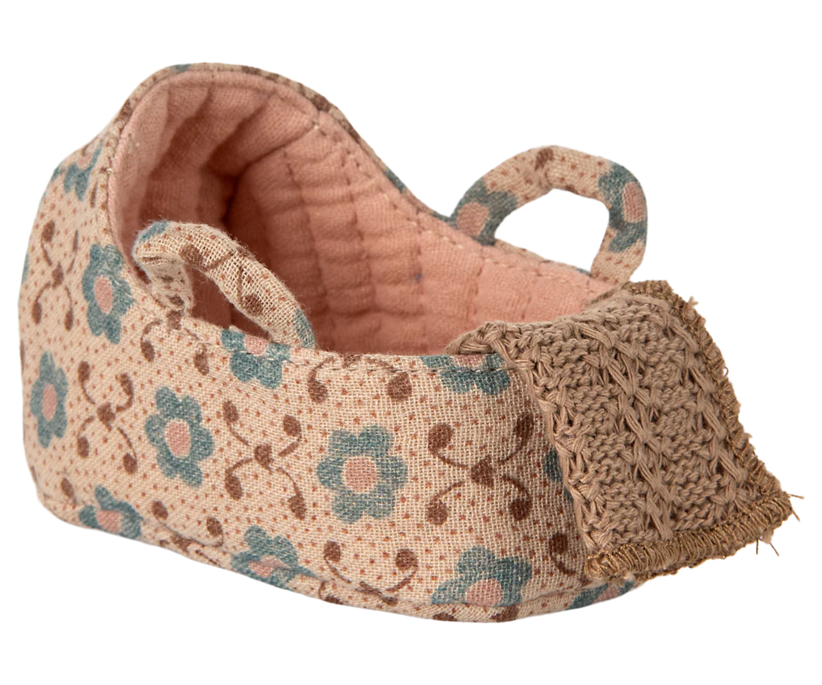 Carry Cot, Baby Mouse