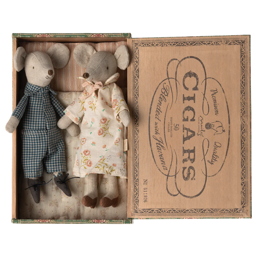 Grandma and Grandpa Mice in Cigarbox