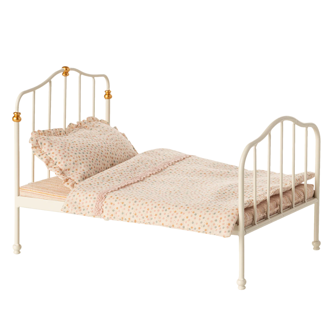 Vintage Bed, Mouse