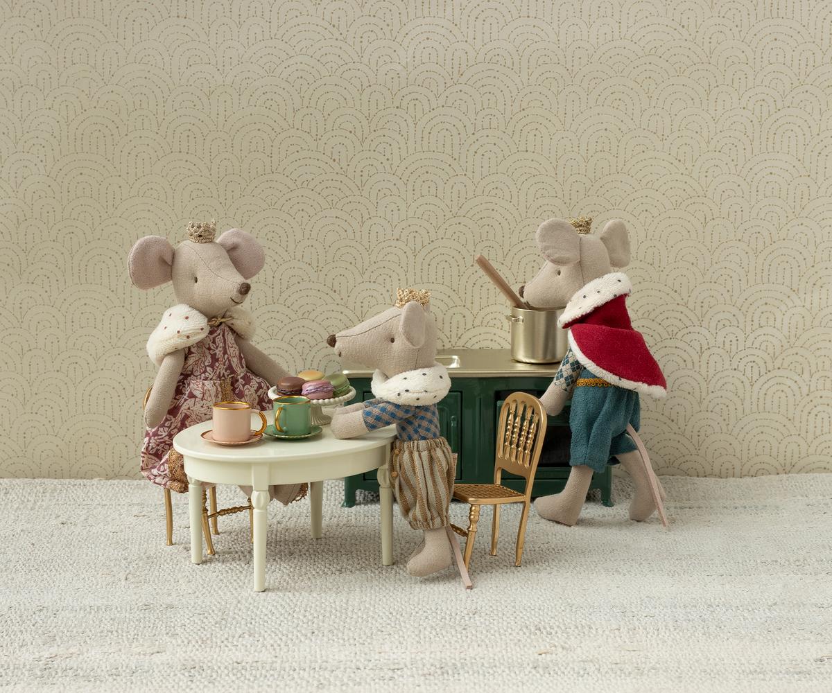 Gold Chair, Mouse