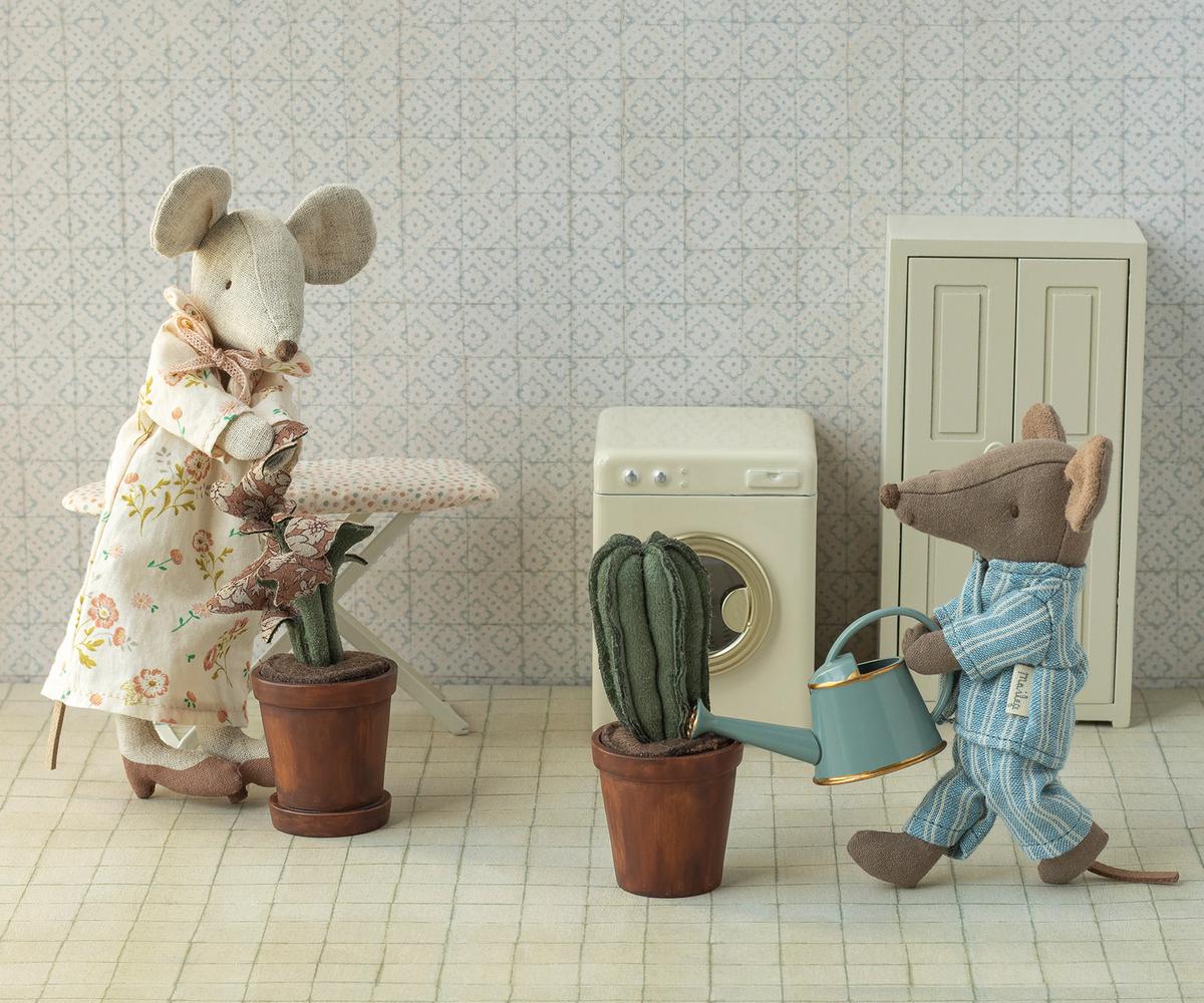 Iron and Ironing Board, Mouse